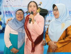 Bikin Haru! Guru TK Usia 74 Tahun Ini Mendadak Dapat Hadiah Istimewa dari Istri Bupati Lampung Selatan