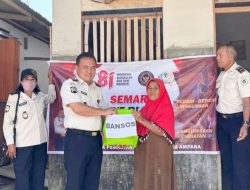 Kepala Lapas Ampana Bagikan Sembako untuk Warga Sekitar Jelang HUT Ke-81 RI