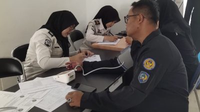 Kalapas Wahyudi Beserta Jajaran Lapas Khusus Karanganyar Ikuti Donor Darah