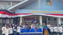 Kakanwil Ditjepas Lampung Didampingi Kalapas Kelas I Bandar Lampung Bagikan Paket Sembako Kepada Keluarga Warga Binaan dan Masyarakat Sekitar