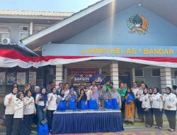 Kakanwil Ditjepas Lampung Didampingi Kalapas Kelas I Bandar Lampung Bagikan Paket Sembako Kepada Keluarga Warga Binaan dan Masyarakat Sekitar