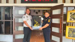 Takjub dengan Kreativitas Warga Binaan, Kepala Bea Cukai Bandar Lampung Pesan Miniatur Kapal Patroli Saat Melakukan Kunjungan ke Rutan