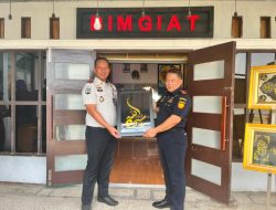 Takjub dengan Kreativitas Warga Binaan, Kepala Bea Cukai Bandar Lampung Pesan Miniatur Kapal Patroli Saat Melakukan Kunjungan ke Rutan