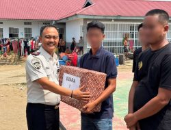 Kepala Lapas Muara Tebo Serahkan Hadiah Perlombaan Kepada Warga Binaan