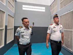 Karutan Tri Wahyu Santosa Didampigi Ka KPLP Rutan Kelas I Bandar Lampung Gelar Inspeksi Dadakan di Blok Hunian