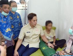 Jenguk Siswi MI Ma’arif yang Dirawat, Bupati Egi Tekankan Pengawasan Pelaksanaan MBG Diperkuat