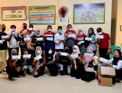 Pertamina Patra Niaga Regional Sumbagsel Bagikan Masker untuk Warga Panjang Dampak dari Abu Vulkanik Anak Krakatau