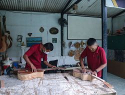 Kreatif dari Balik Lapas, Warga Binaan Cibinong Dilatih Membuat Gitar Akustik yang Bernilai Jual