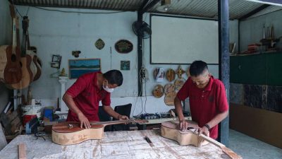 Kreatif dari Balik Lapas, Warga Binaan Cibinong Dilatih Membuat Gitar Akustik yang Bernilai Jual