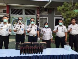 Musnahkan Barang Inventaris Usang, Lapas Kelas I Bandar Lampung Laksanakan Pemusnahan Spray Bubuk Merica di Lapangan Apel