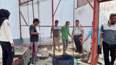 Kepala KPLP Lapas Ampana Awasi Warga Binaan Lakukan Inspeksi Saluran Air Guna Lingkungan yang Bersih